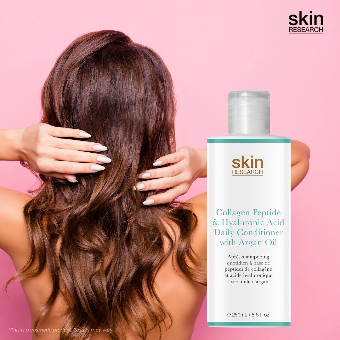 Produktflasche vor dem Hintergrund einer Frau mit langen, braunen Haaren. Aufschrift: Skin Research, Collagen Peptide & Hyaluronic Acid Daily Conditioner.