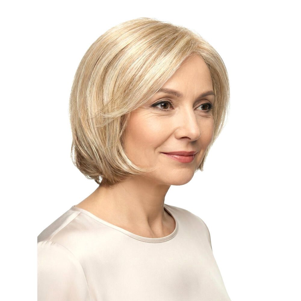 Blonde Perücke mit kurzem, gewelltem Schnitt. Dreiviertelansicht einer Frau.