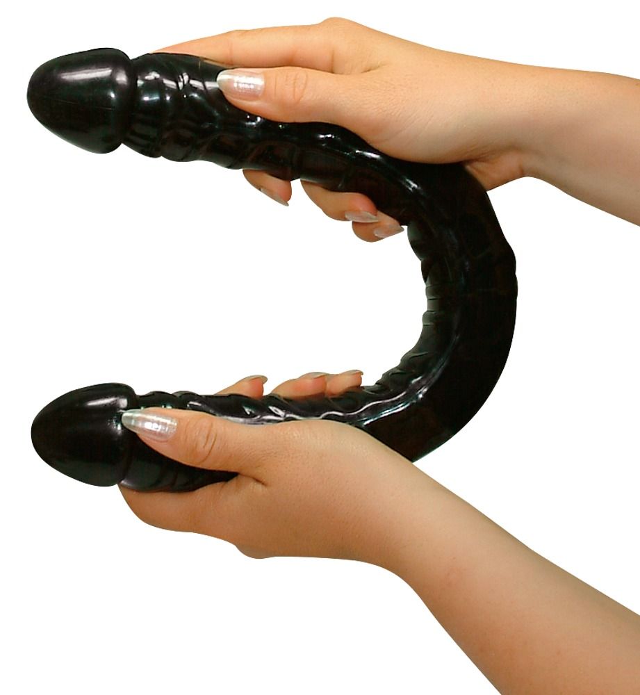 Schwarzer Doppeldildo in Händen gehalten. Gebogene Form mit zwei Enden. Oberflächenstruktur.