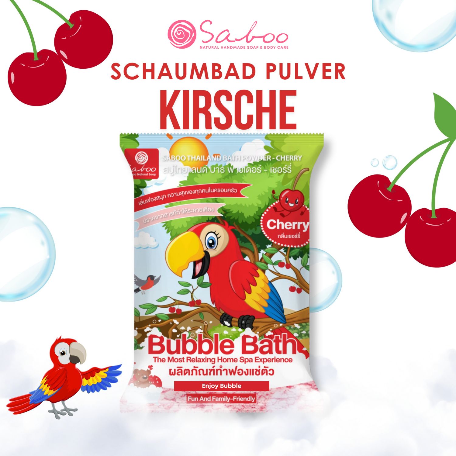 Verpackung mit Kirsch-Badeschaumpulver. Logo: Saboo. Kirschen und Papagei-Illustration. Hintergrund: hellblau.