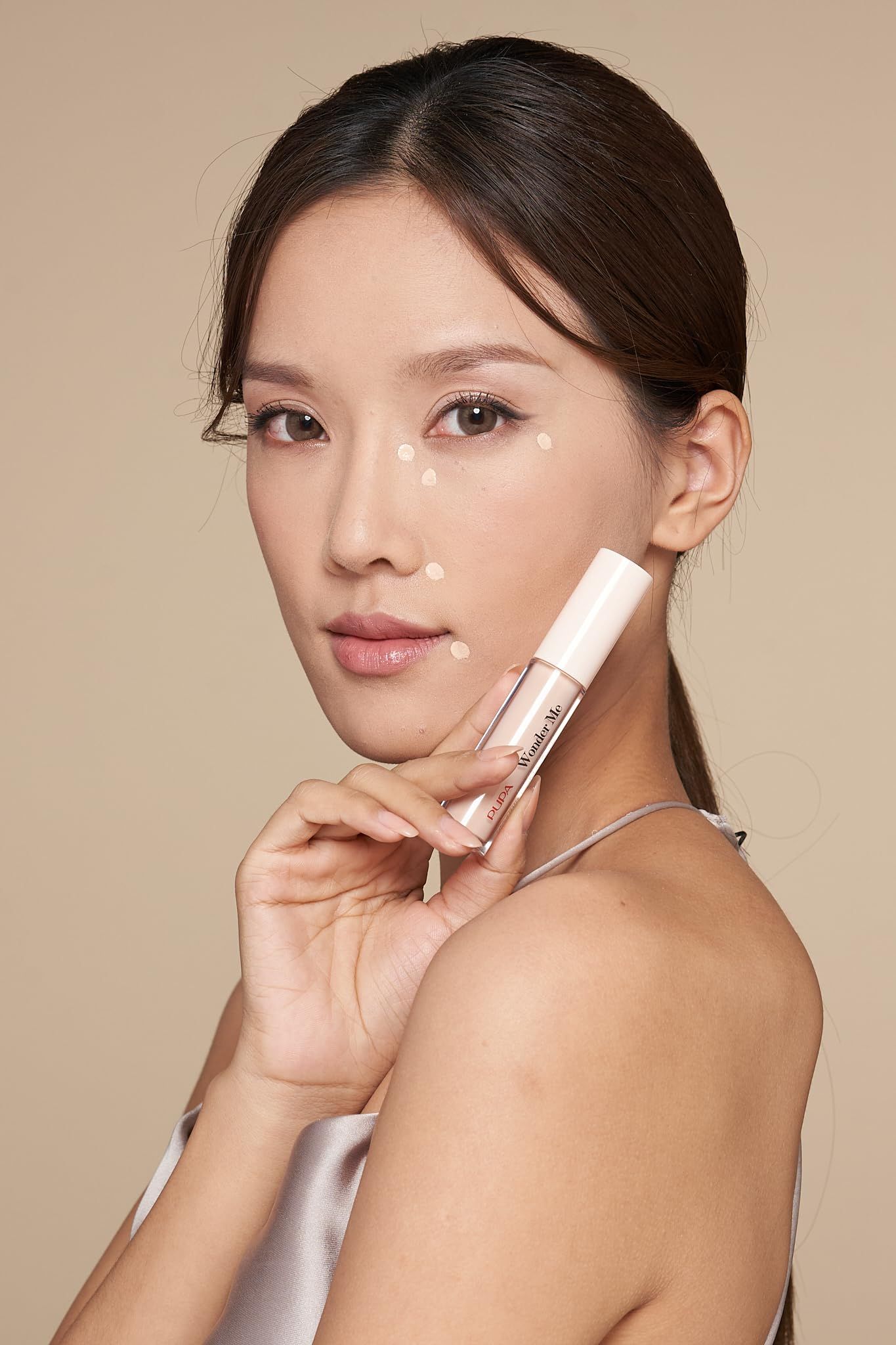 Frau mit Pupa Wonder Me Fatigue Eraser Concealer auf dem Gesicht aufgetragen.