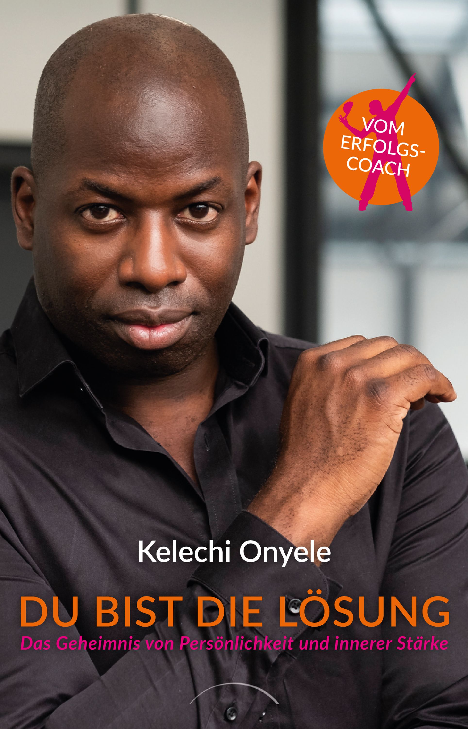 Buchcover mit Kelechi Onyele. Titel: Du bist die Lösung. Untertitel: Das Geheimnis von Persönlichkeit und innerer Stärke. Logo: Vom Erfolgscoach.