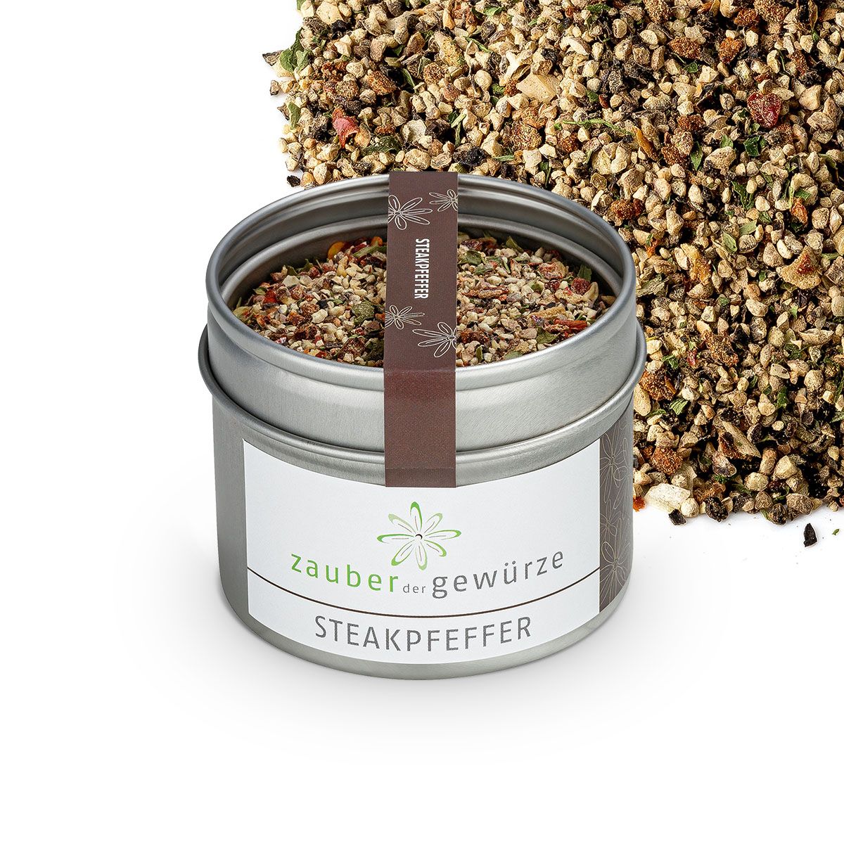 Geöffnete Dose Steakpfeffer. Etikett mit "Zauber der Gewürze" und "Steakpfeffer". Brauner Streifen mit "Steakpfeffer". Gewürze daneben.