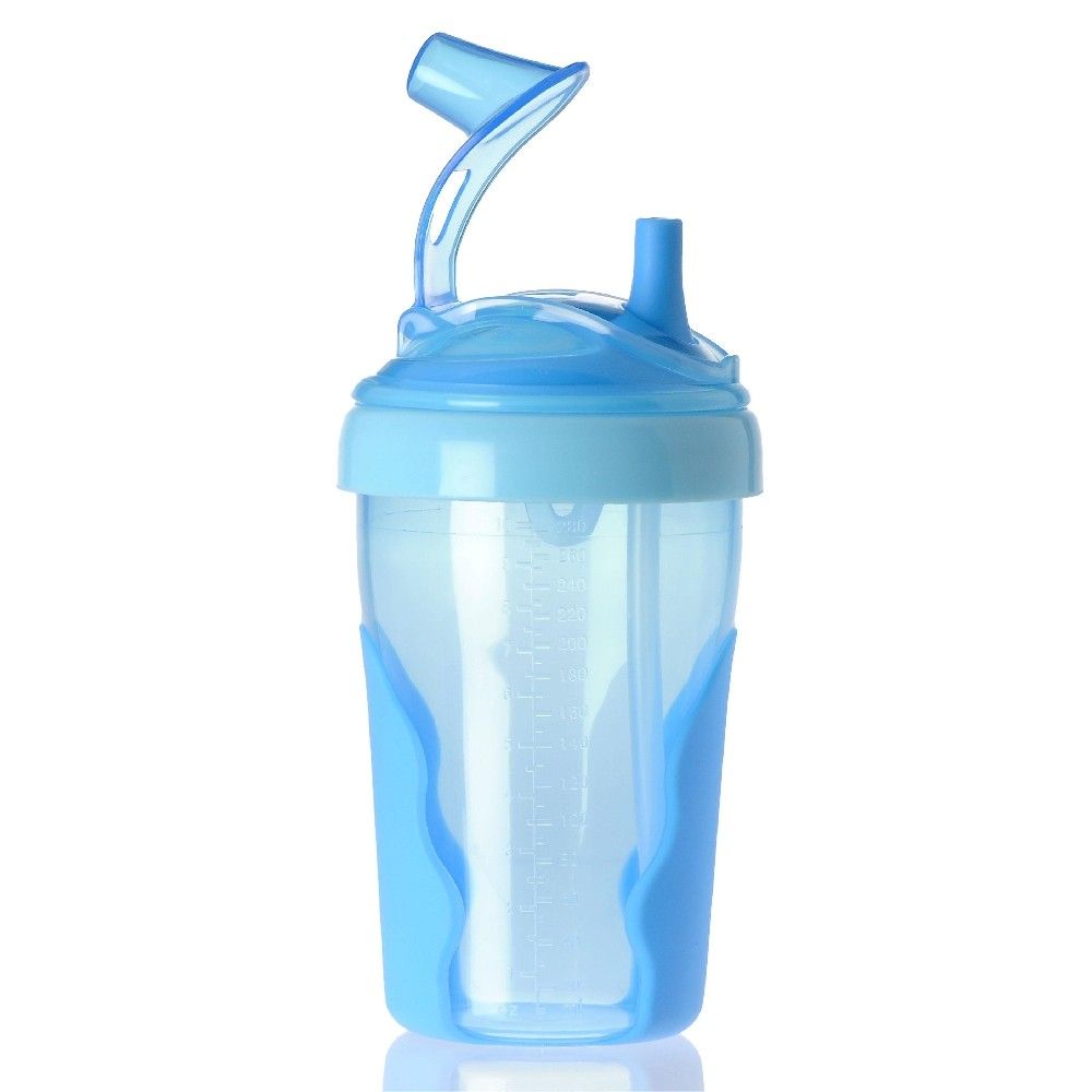 Blauer Trinkbecher mit Strohhalm und Griff. Transparenter Behälter mit Messskala. Blaue Griffe.