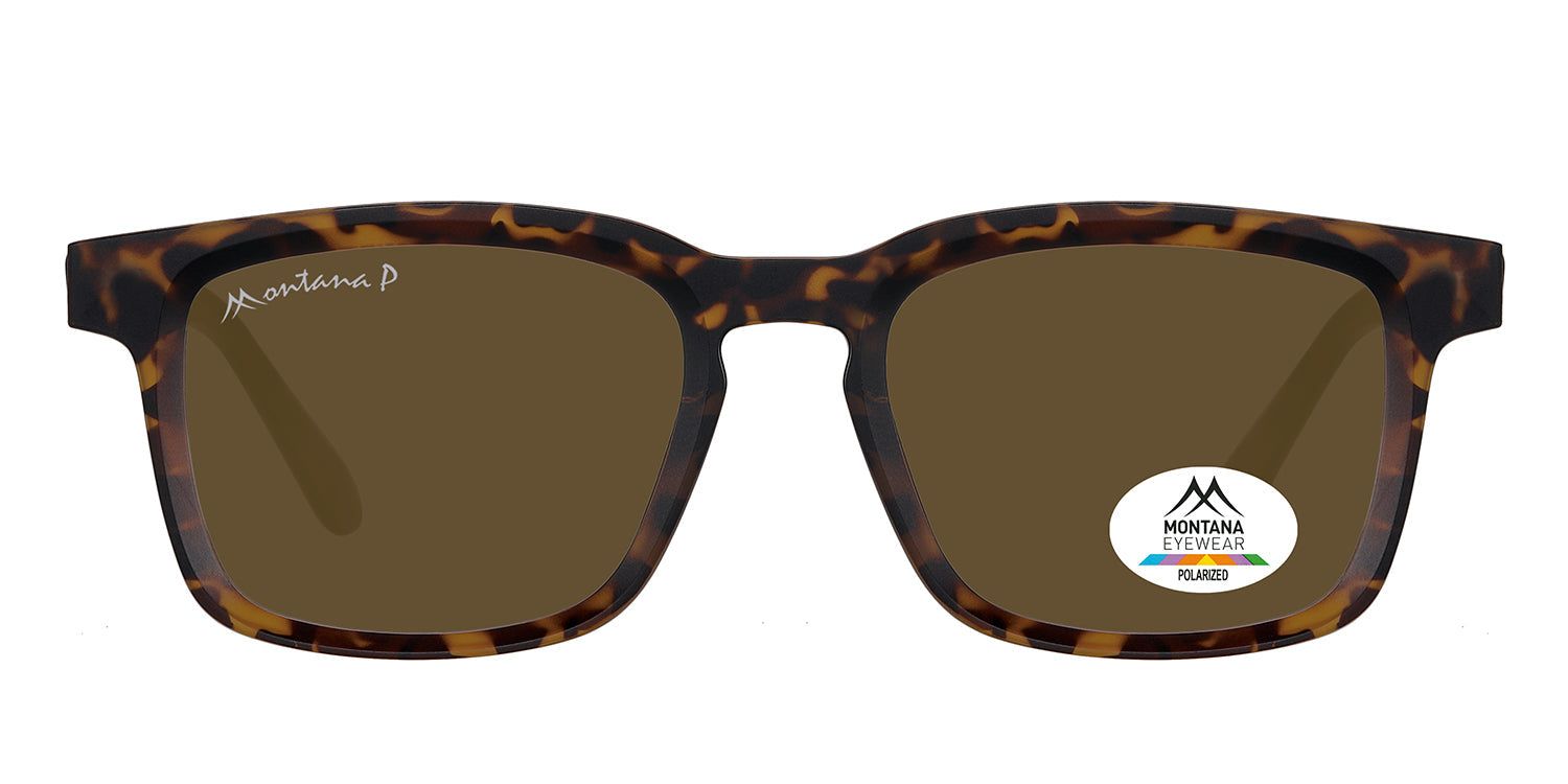 Sonnenbrille mit braunen Gläsern und braunem Rahmen. Auf dem rechten Glas befindet sich ein Aufkleber mit Logo und Schriftzug.