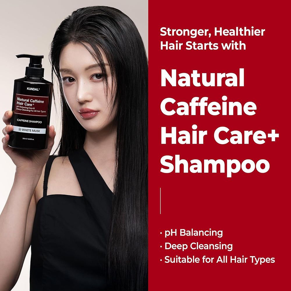 Frau mit langen schwarzen Haaren hält eine Flasche KUNDAL Natural Caffeine Hair Care+ Shampoo.