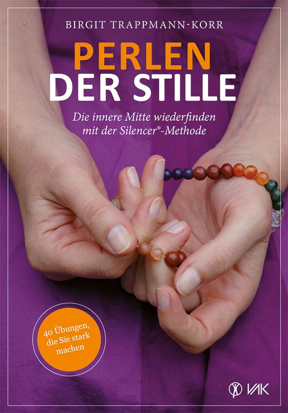 Buchcover mit Titel "Perlen der Stille". Hände halten eine Perlenkette. Autor: Birgit Trappmann-Korr. Aufschrift: 40 Übungen, die Sie stark machen.
