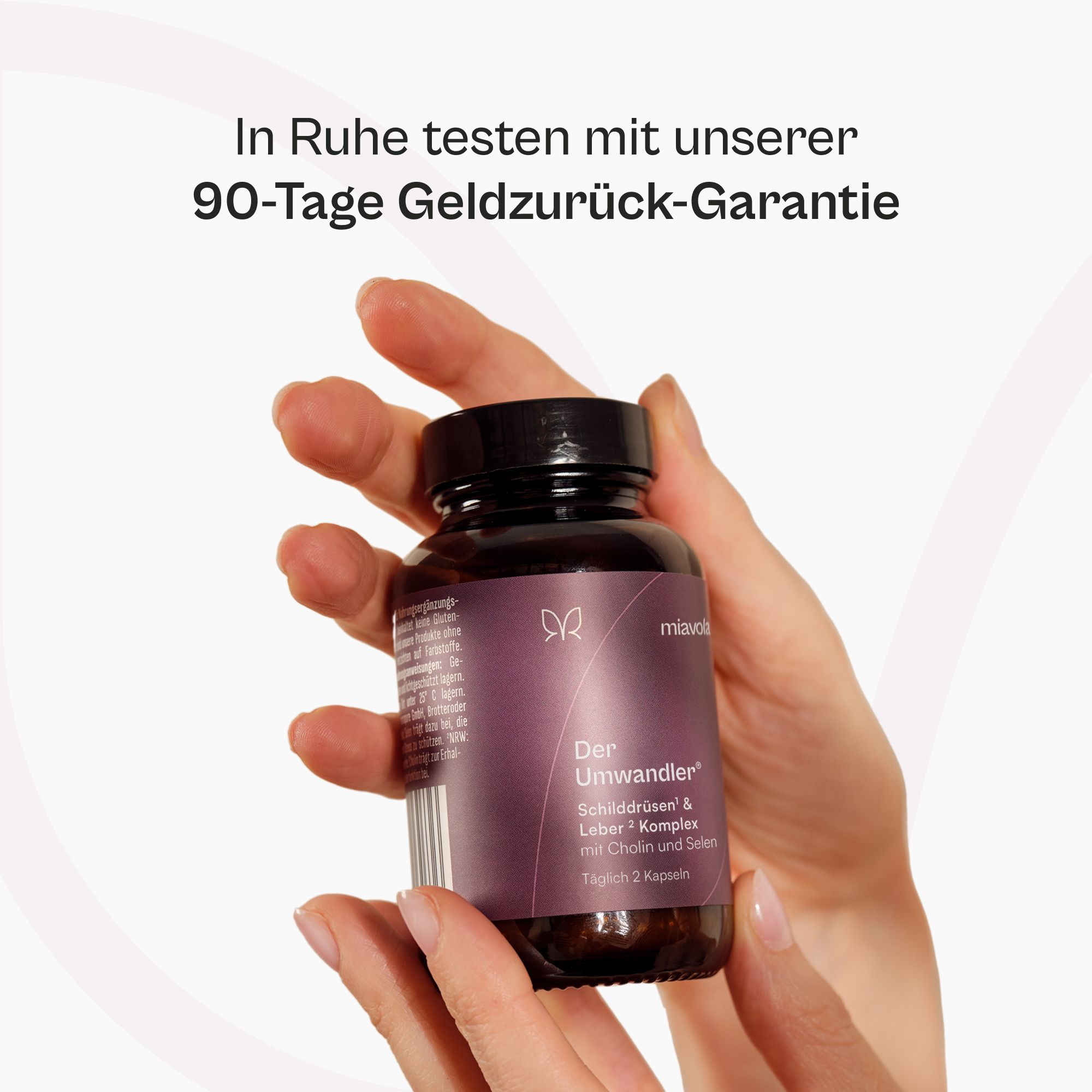 Hand hält eine Flasche "Der Umwandler" von miavola. Auf der Flasche steht "Leber-Komplex".