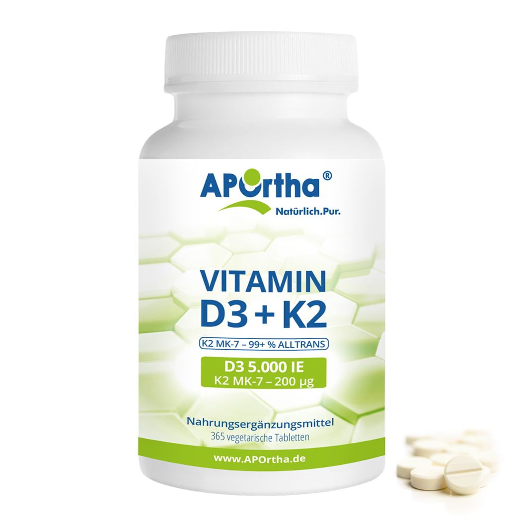 Weiße Tabletten neben einer weißen Flasche mit APOrtha® Vitamin D3 + K2. Aufschrift: D3 5.000 IE, K2 MK-7 200 µg.