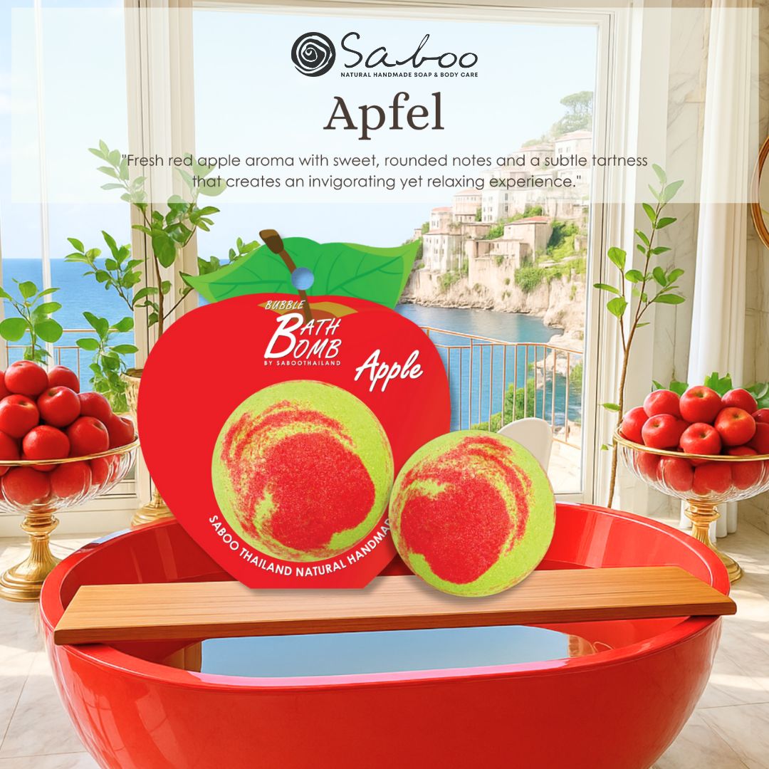 Rote Bad Bombe und Apfel-Form. Zwei Bad Bomben auf Holzbrett in roter Badewanne. Text: SABOO, Apfel, BATH BOMB.