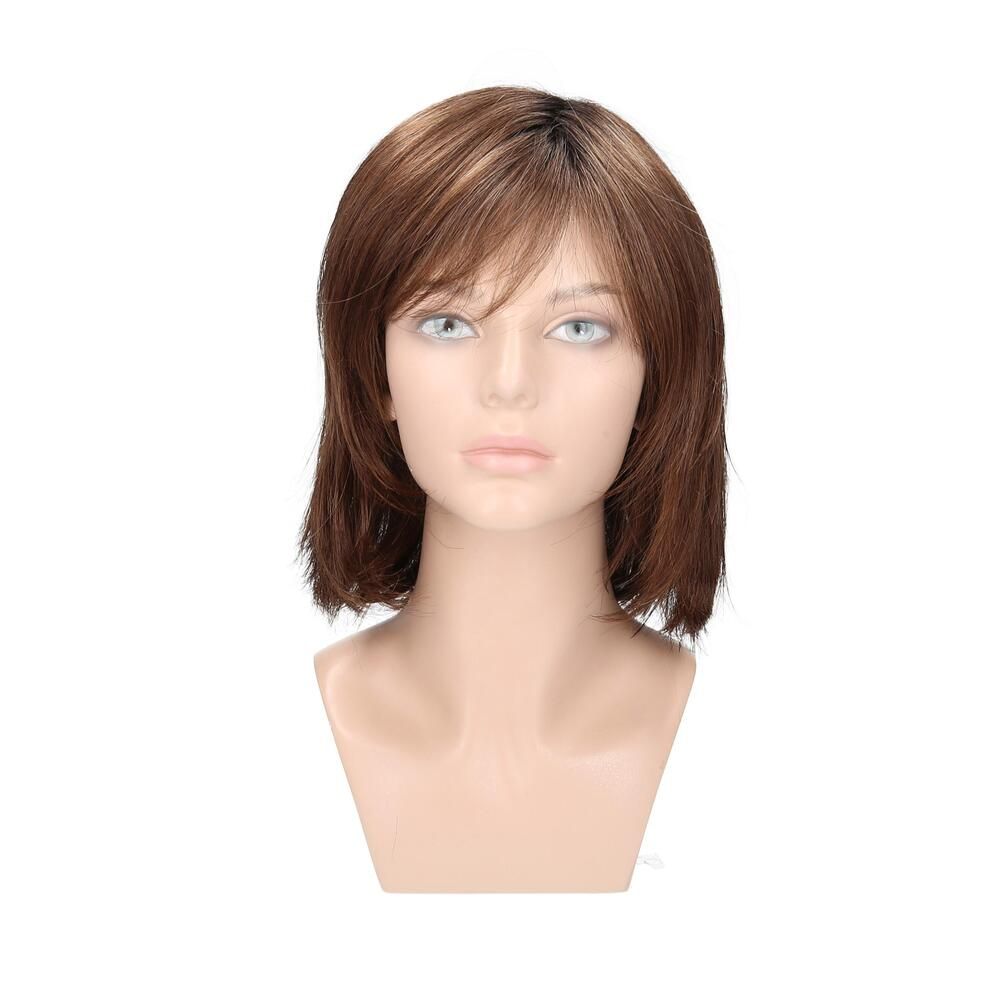 Perücke Renée von trendhair auf einem Schaufensterkopf. Braun, mit Pony und gestuftem Schnitt.