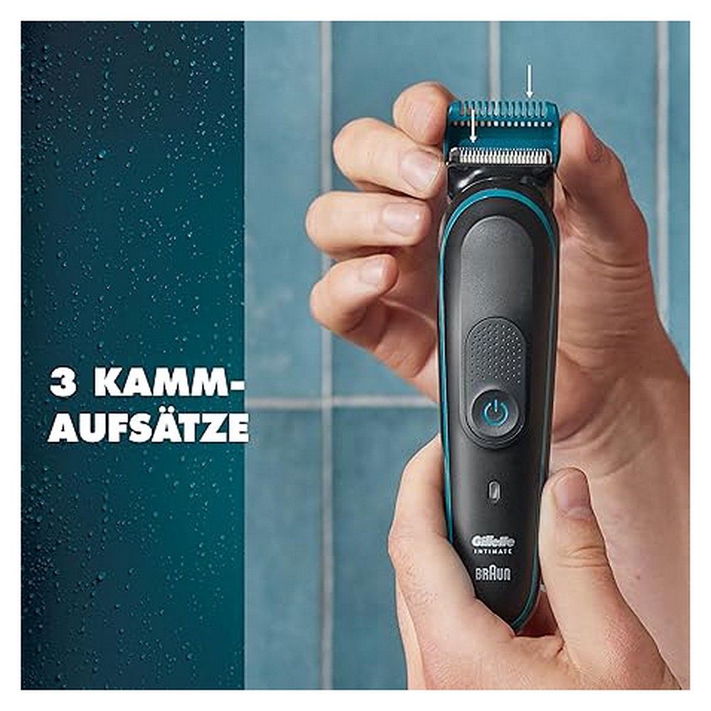 Hand hält Gillette Intimate Trimmer i5 und zeigt die drei Kammaufsätze.