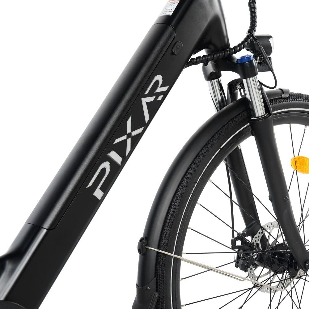 Nahaufnahme des Rahmens eines schwarzen Elektrofahrrads mit dem Schriftzug PIXAR. Sichtbar sind auch Vorderrad und Schutzblech.