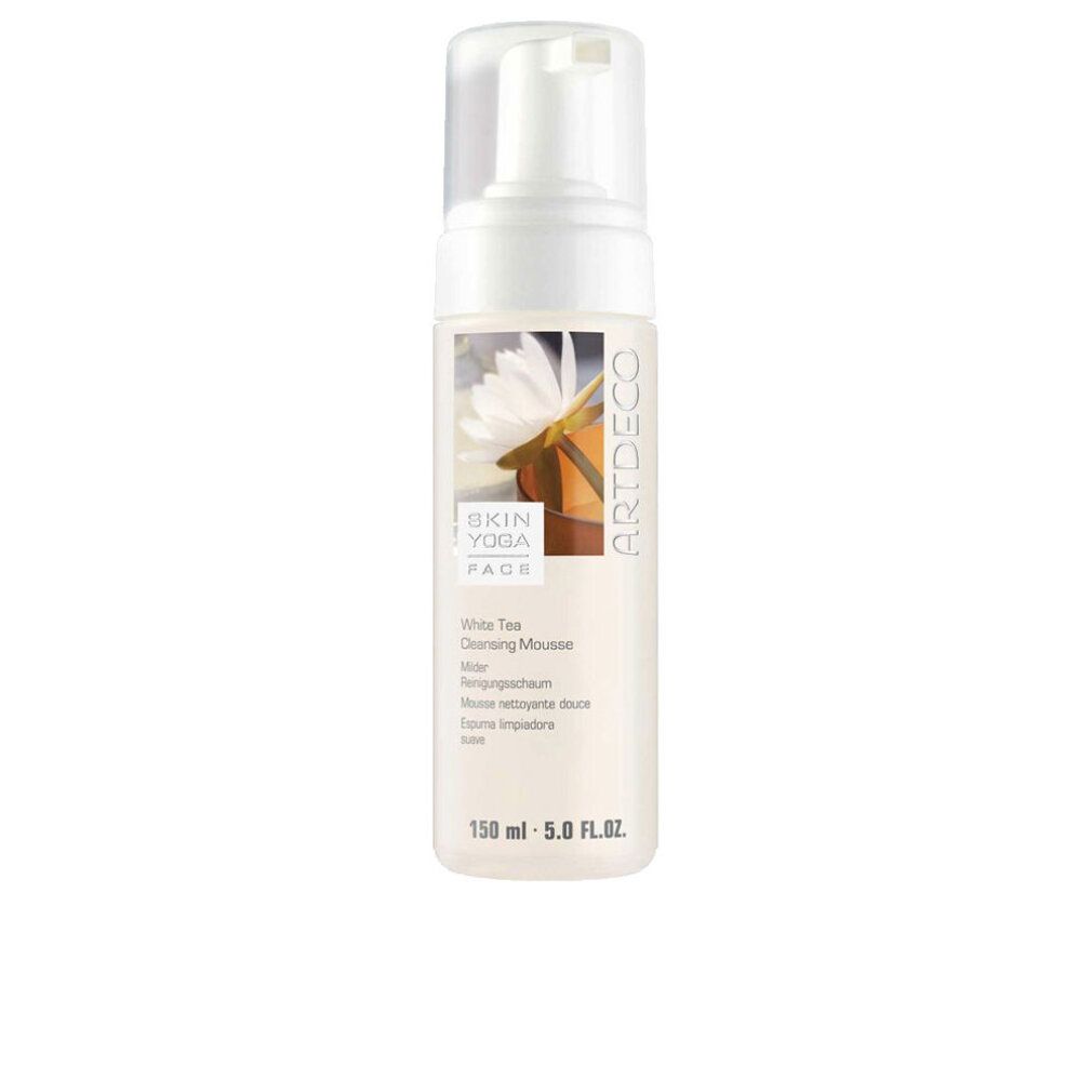 Weißes Fläschchen mit Pumpe. Aufschrift: Artdeco, Skin Yoga Face, White Tea Cleansing Mousse. Abbildung einer Blüte.