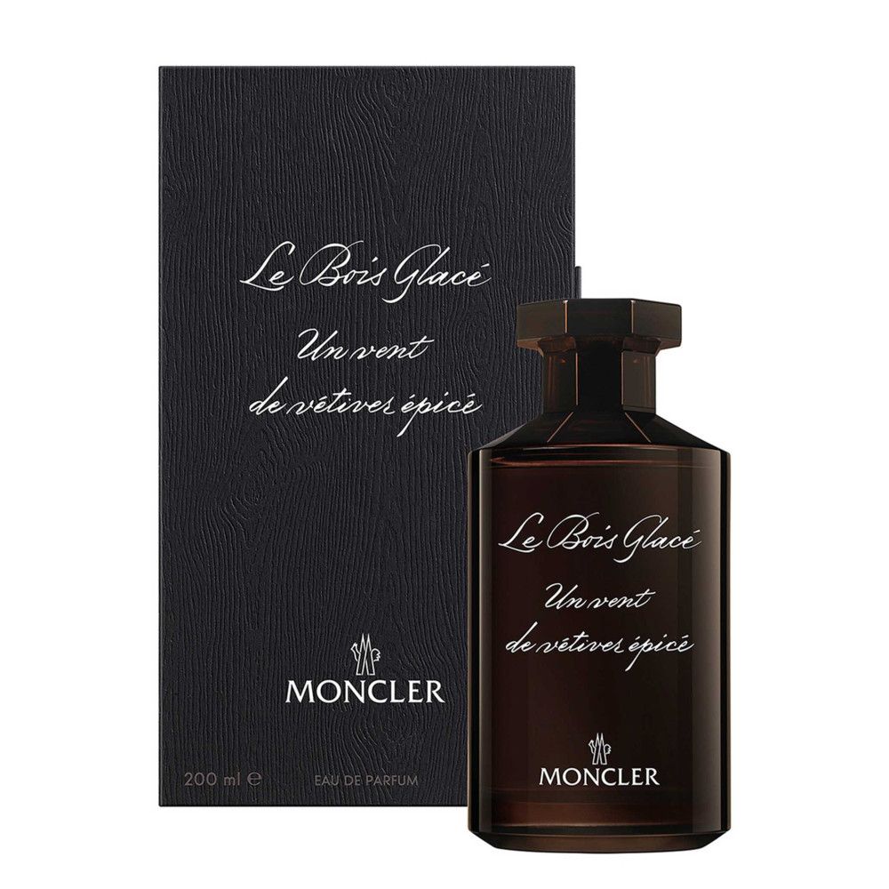 Dunkle Glasflasche und Schachtel. Aufschrift: Le Bois Glacé, Un vent de vétiver épicé, MONCLER. Verpackung mit 200 ml.
