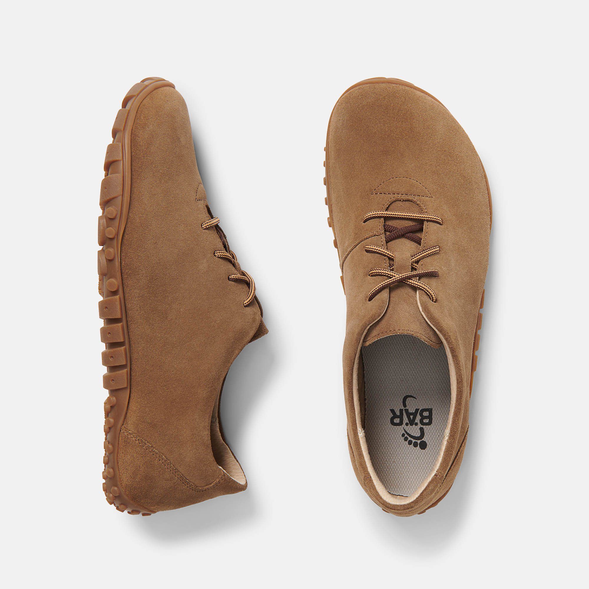 Zwei braune Schuhe. Draufsicht. Wildleder, Schnürsenkel. Sohle mit Profil. Innensohle mit Logo. Hellgrauer Hintergrund.
