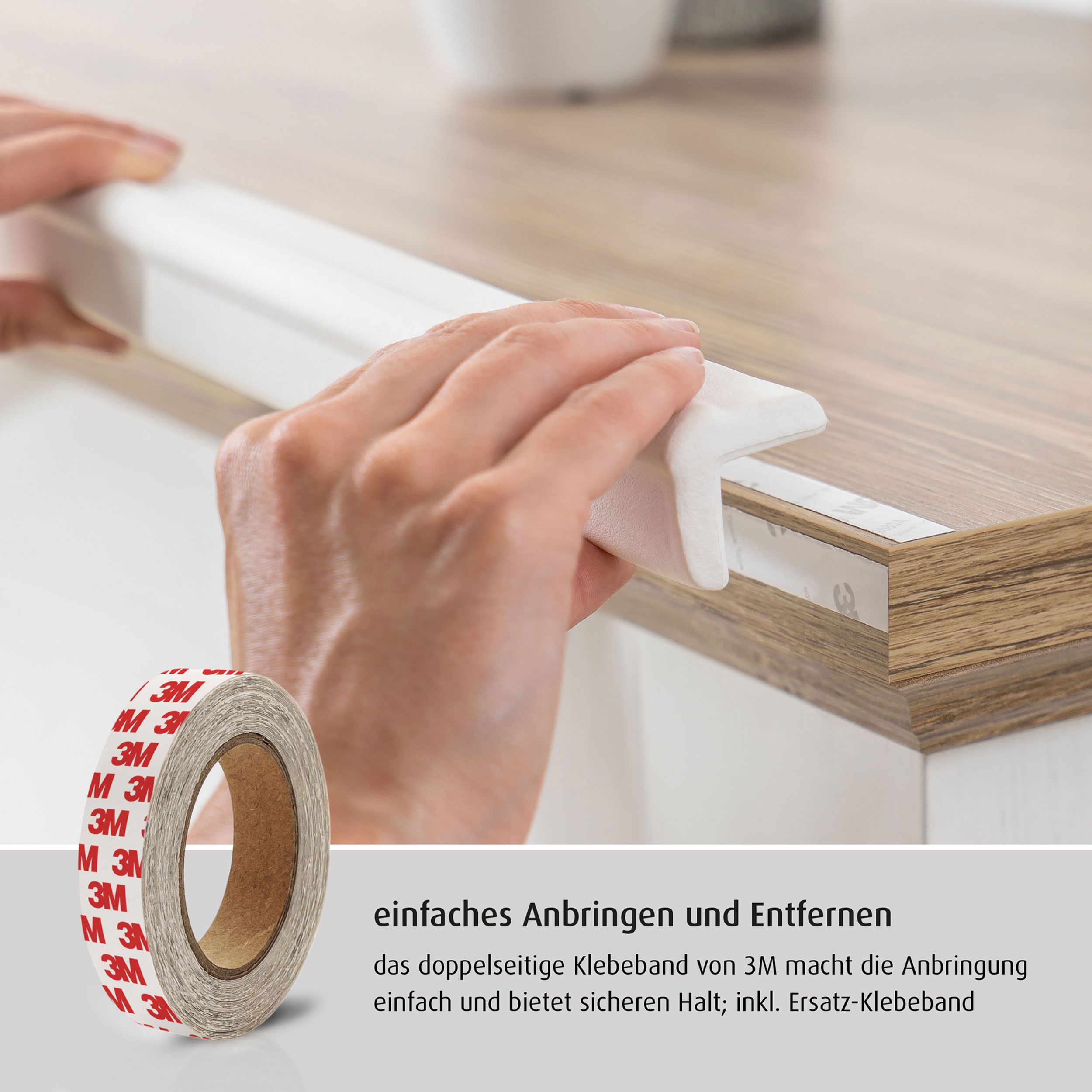 Weiße Kantenschutzleiste wird mit doppelseitigem Klebeband an einer Tischkante befestigt. Klebebandrolle mit rotem Aufdruck.
