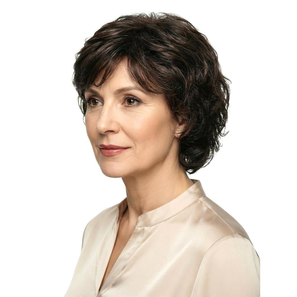 Kurzhaarperücke in Braun. Die Frau trägt ein beiges Oberteil. Seitenansicht.