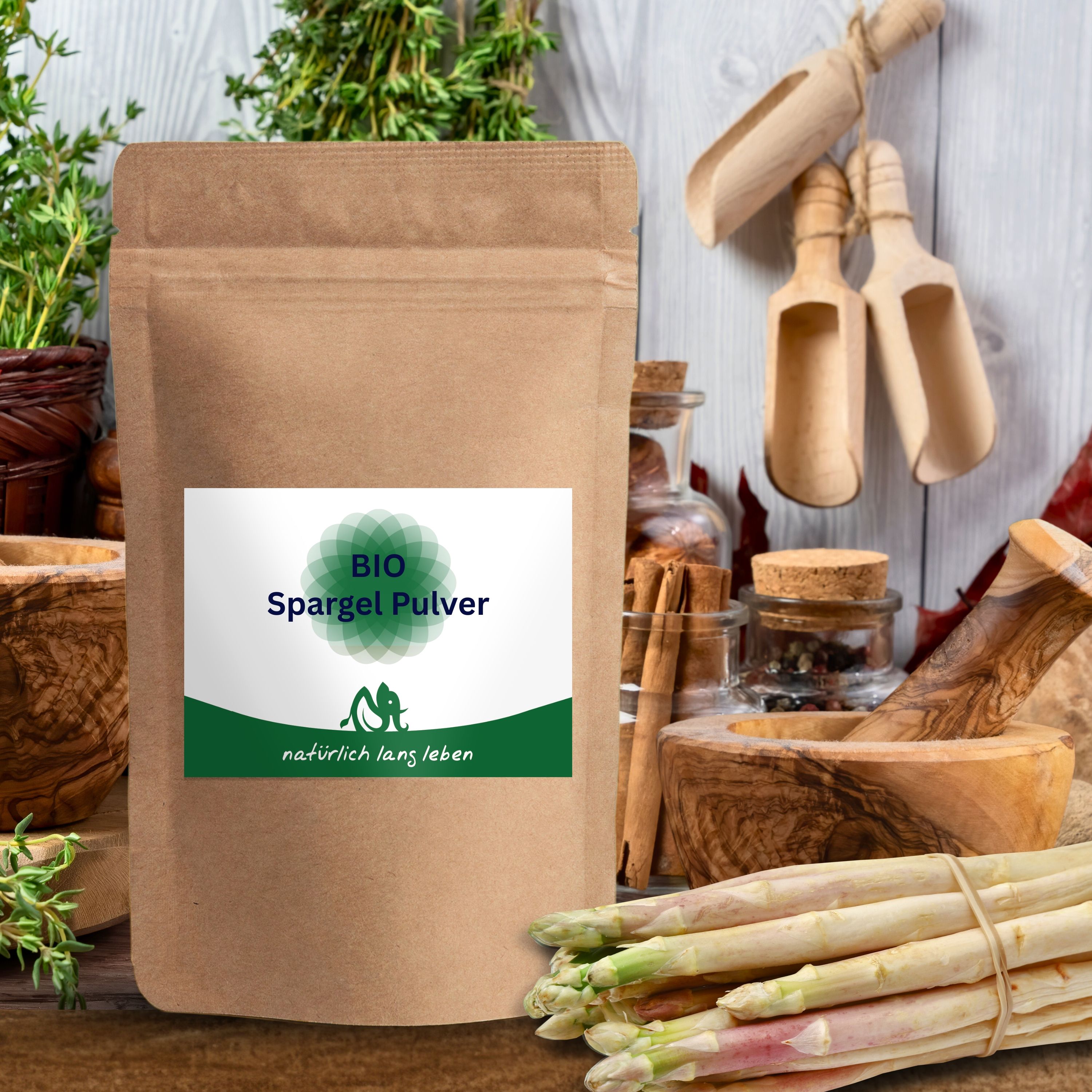 Braune Tüte mit weißem Etikett. BIO Spargel Pulver und natürlich lang leben. Spargel und Küchenutensilien.