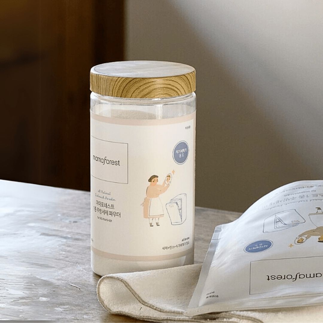 Produktverpackung mit Text und Illustration. Mamaforest All Natural Dishwasher Powder. Logo. Aufdruck: für Babyflaschen/Geschirr geeignet.