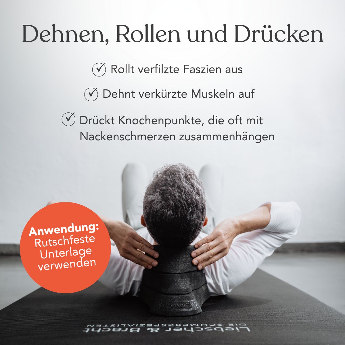 Person liegt auf dem Rücken, Nackenretter unter dem Kopf. Text: Dehnen, Rollen und Drücken.