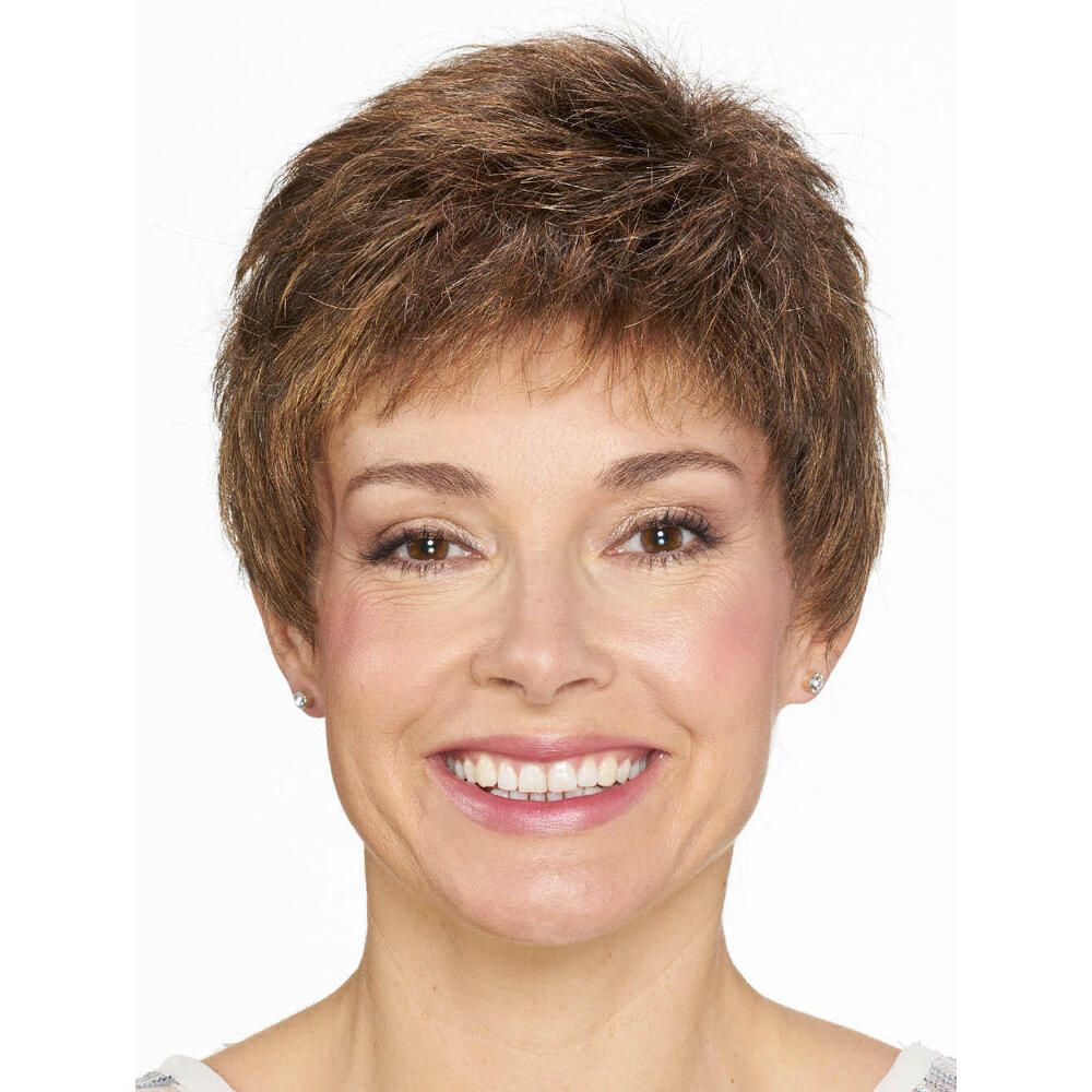 Frau mit Perücke, bernsteinblond, dunkler Ansatz, Frontansicht, lächelnd.