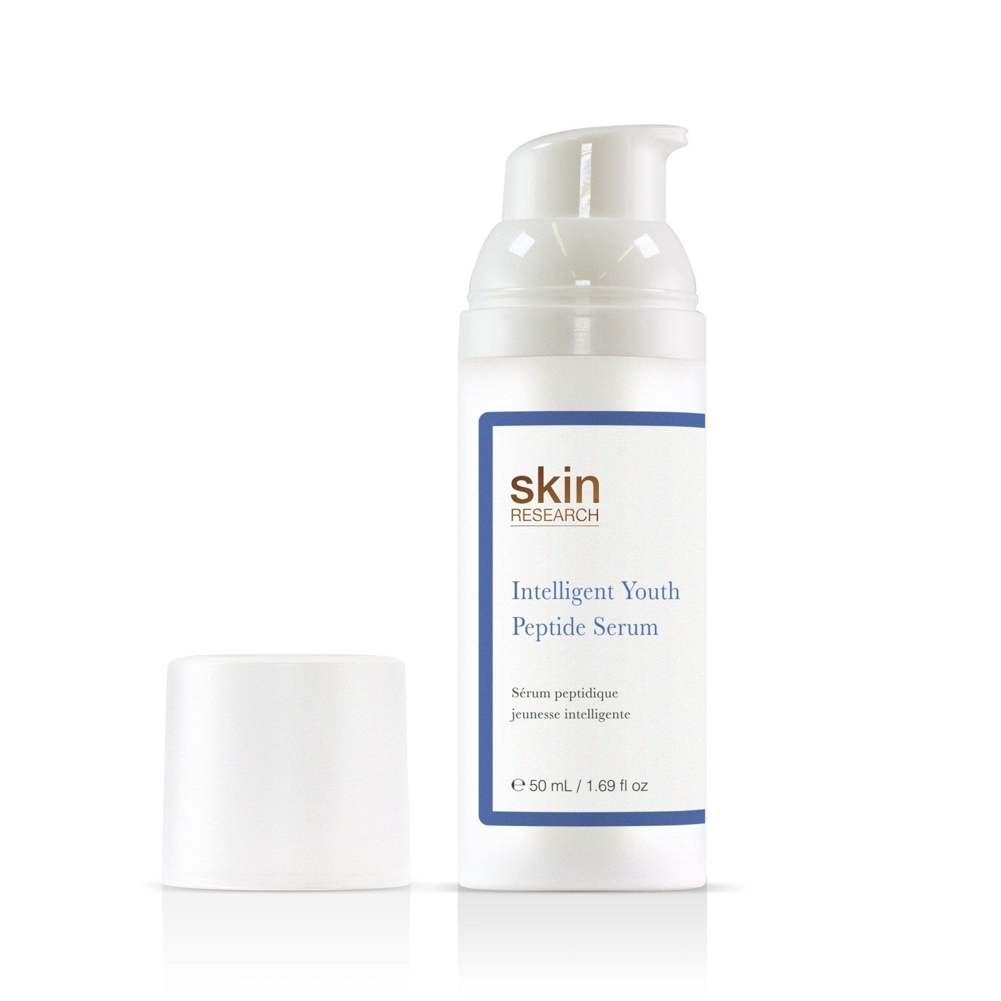 Weiße Flasche mit Pumpe und separatem Deckel. Aufschrift: Skin Research, Intelligent Youth Peptide Serum, 50 ml / 1.69 fl oz.