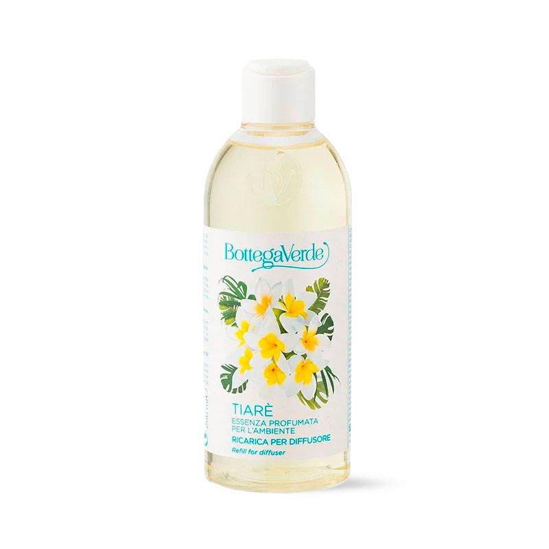 Ricarica per diffusore Bottega Verde Tiarè. Bottiglia di vetro trasparente con tappo bianco. L'etichetta presenta fiori bianchi e gialli con foglie verdi. Sono visibili anche il nome del marchio e il nome del prodotto.