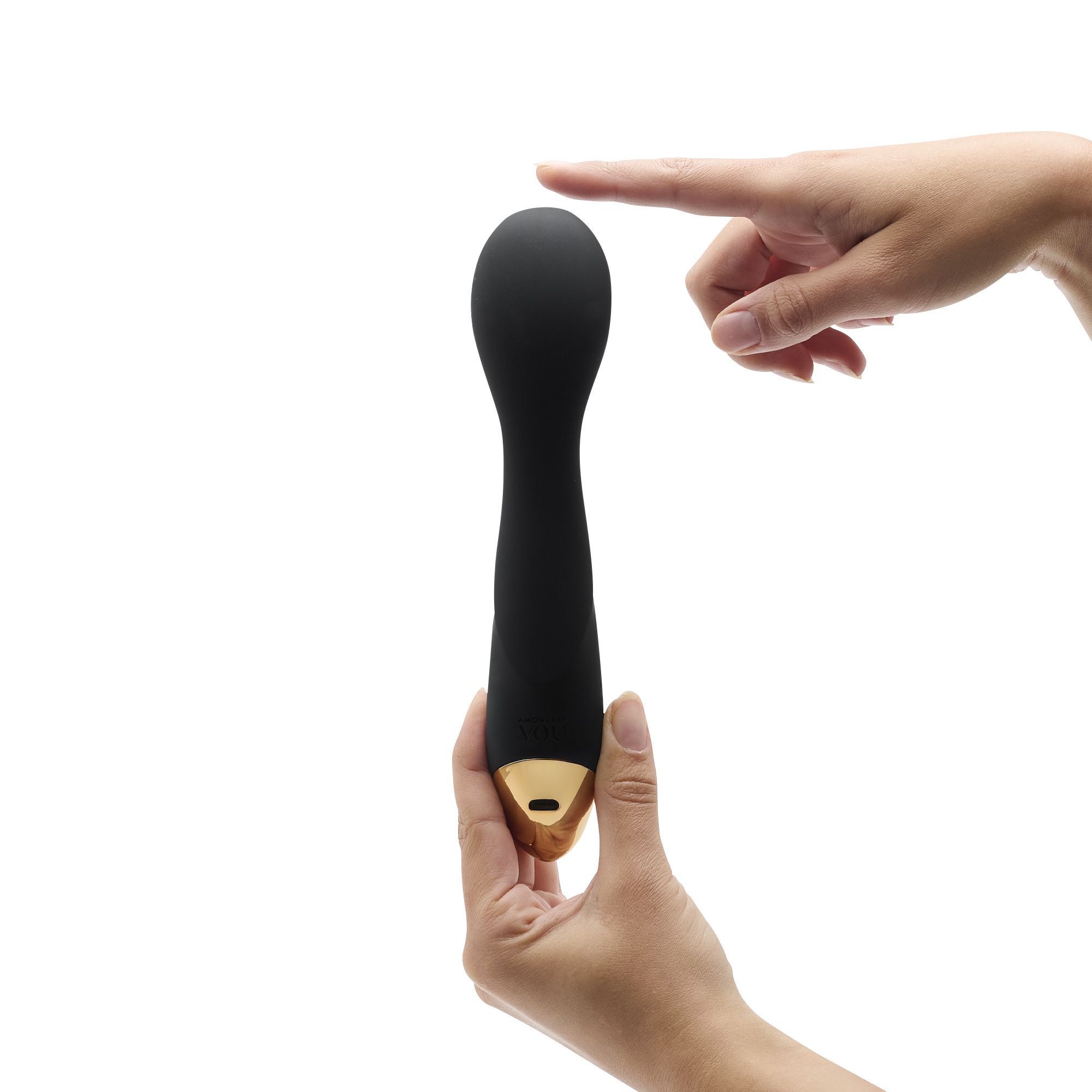 Schwarzer Massage-Wand, gehalten von einer Hand. Ein Finger berührt den Kopf.