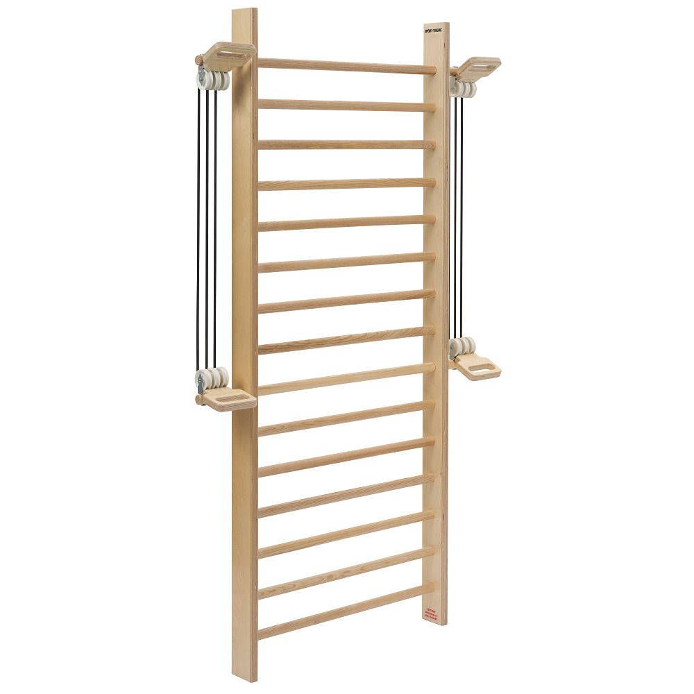 Holz-Sprossenwand mit Sprossen, Seilzügen und Halterungen.