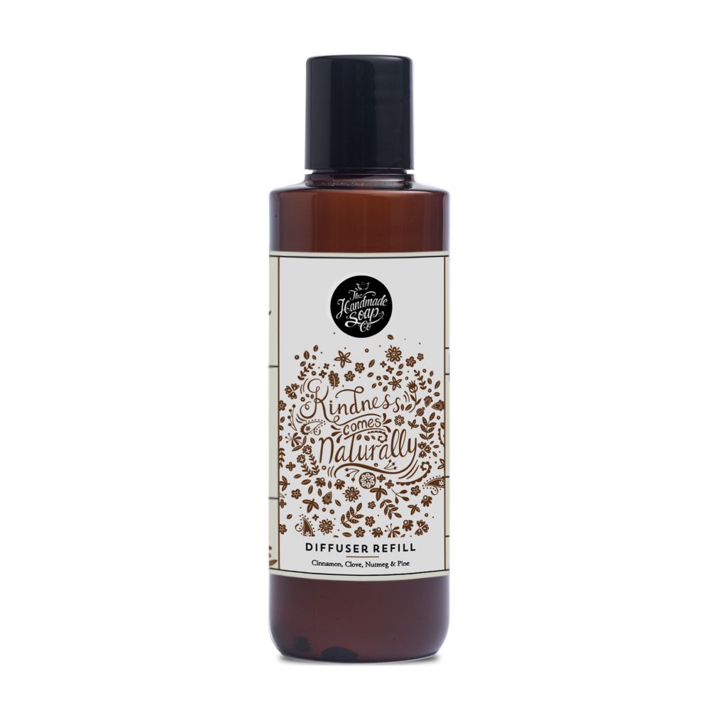 Braune Flasche mit schwarzem Deckel. Etikett mit floralem Muster und Schriftzug "Kindness comes naturally". Aufschrift "Diffuser Refill".