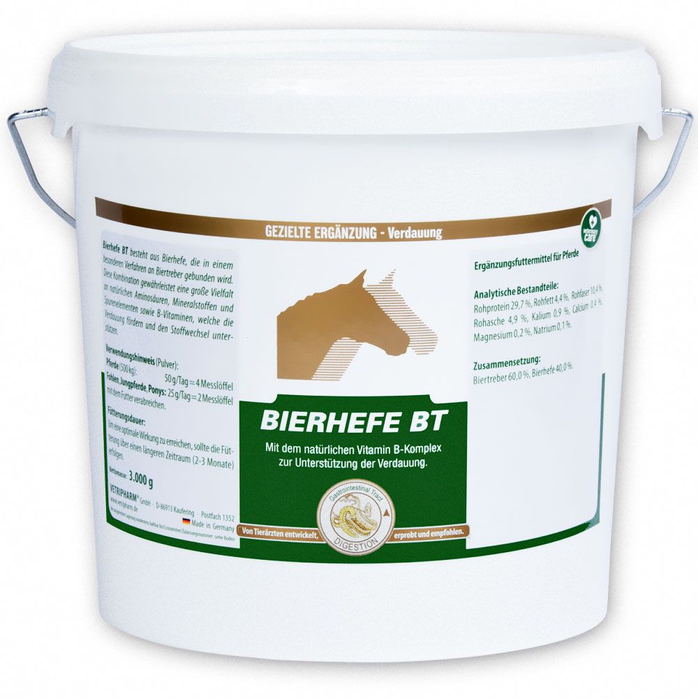 Weißer Eimer mit Aufschrift BIERHEFE BT. Enthält Vitamin B-Komplex zur Unterstützung der Verdauung. Mit braunem Pferdekopf-Logo.