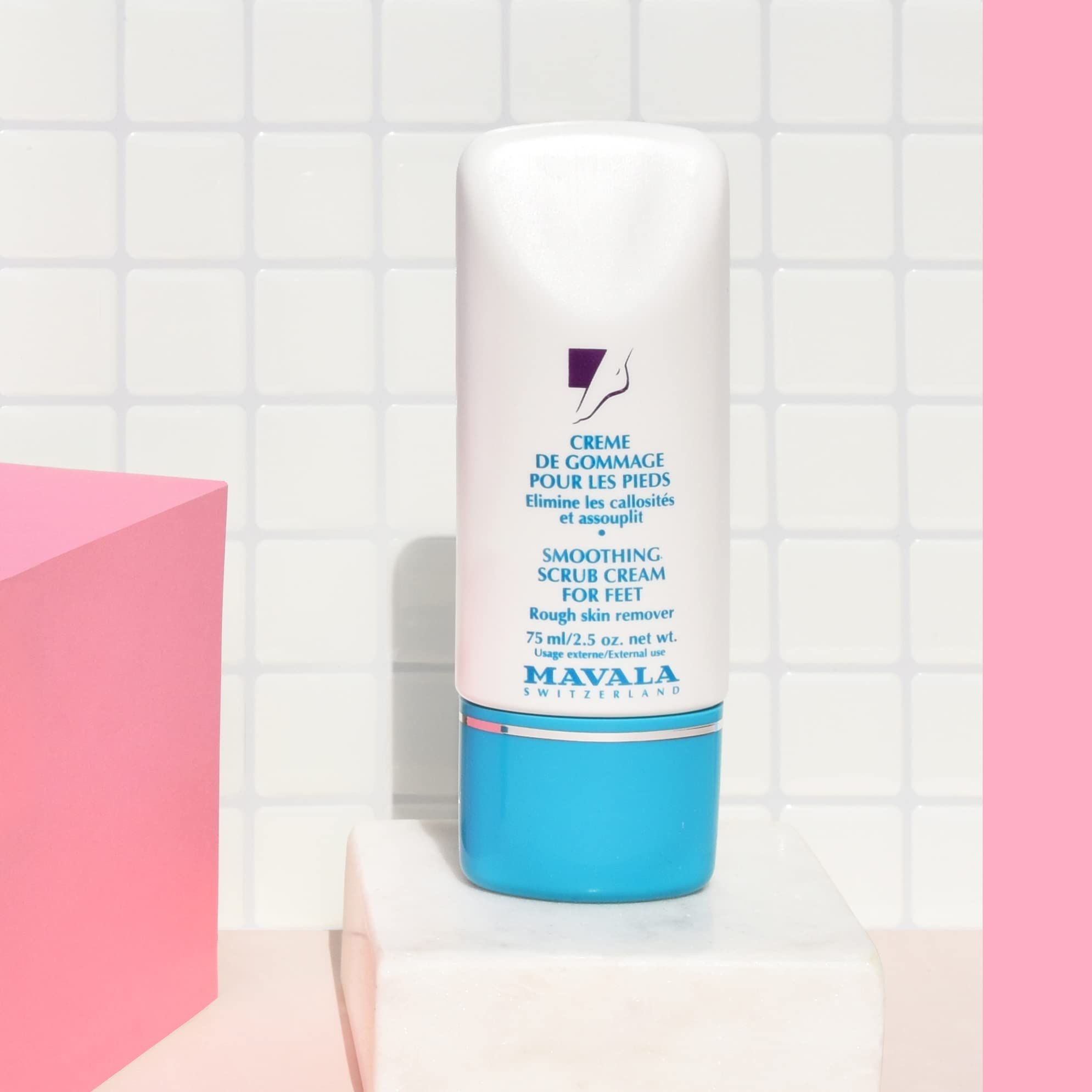 Creme-Tube. Text: Crème de gommage pour les pieds, Smoothing Scrub Cream for Feet. Marke: Mavala. Blauwe Basis.