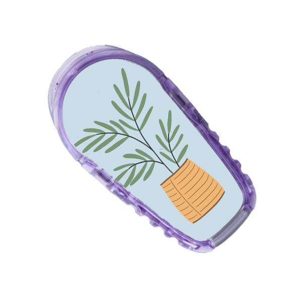 Ein ovaler Aufkleber mit einem lila Rahmen. Im Inneren ist eine Pflanze mit langen, grünen Blättern in einem Korb abgebildet.