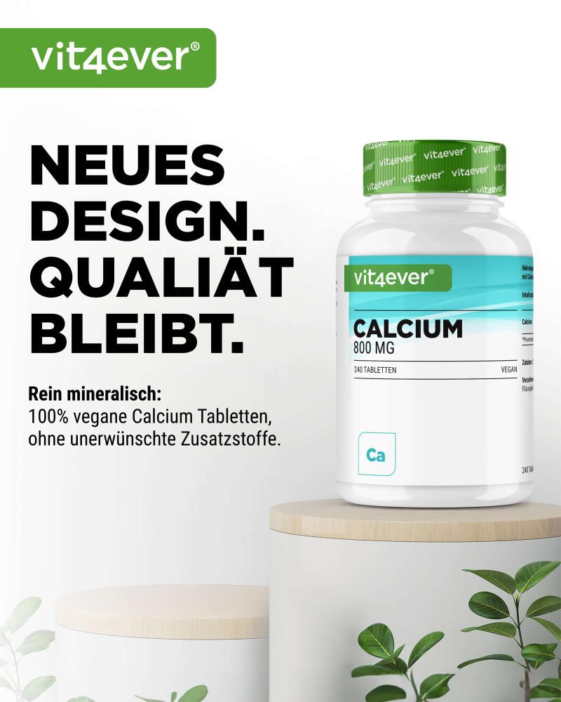 Flasche "vit4ever Calcium 800 MG" auf Podest. Text: "NEUES DESIGN. QUALITÄT BLEIBT." und "100% vegane Calcium Tabletten".