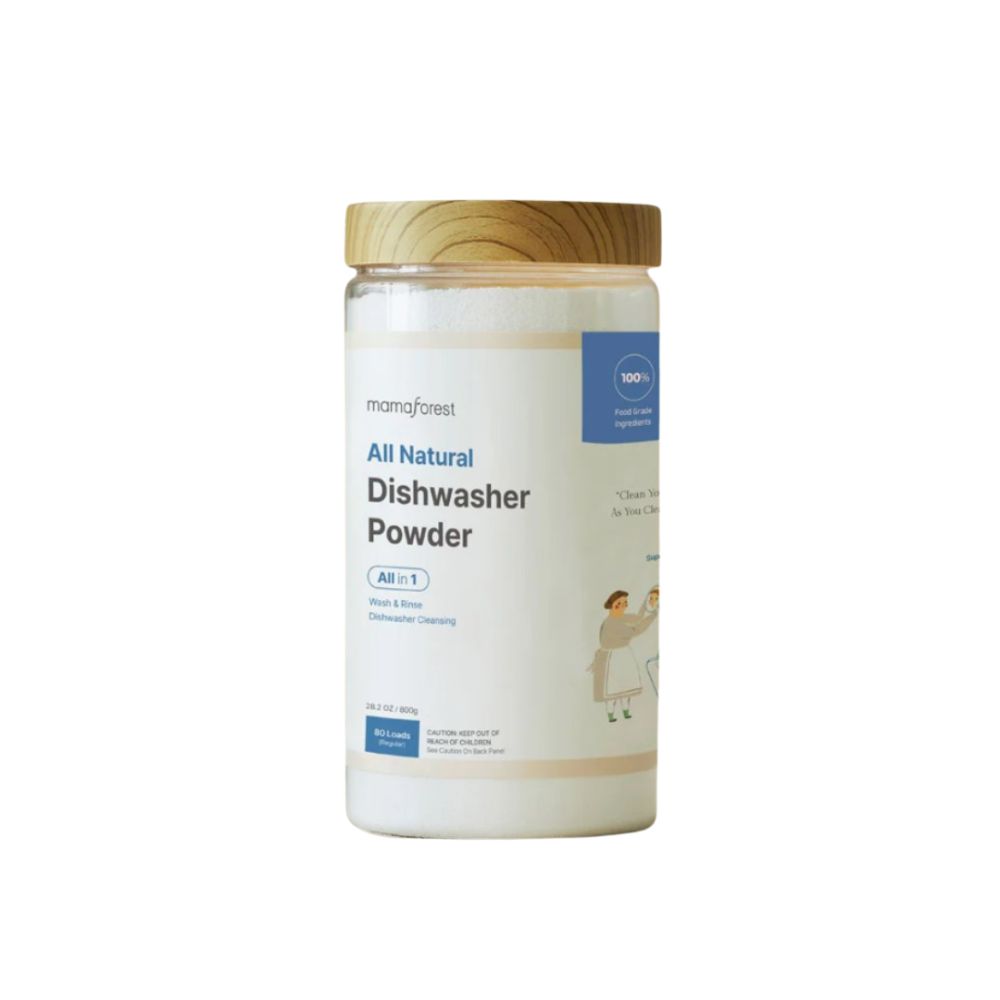 Transparente Dose mit Holzdeckel. Aufschrift: All Natural Dishwasher Powder. Logo: Mamaforest. Etikett mit Illustration.