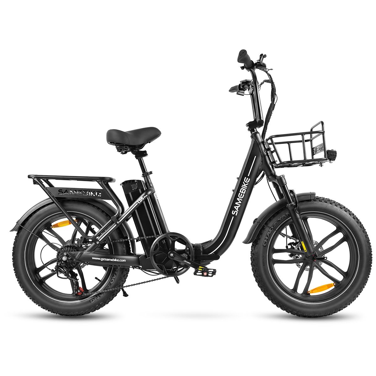 Schwarzes E-Bike SAMEBIKE C05 Pro mit Korb, Gepäckträger und breiten Reifen. Marke sichtbar.
