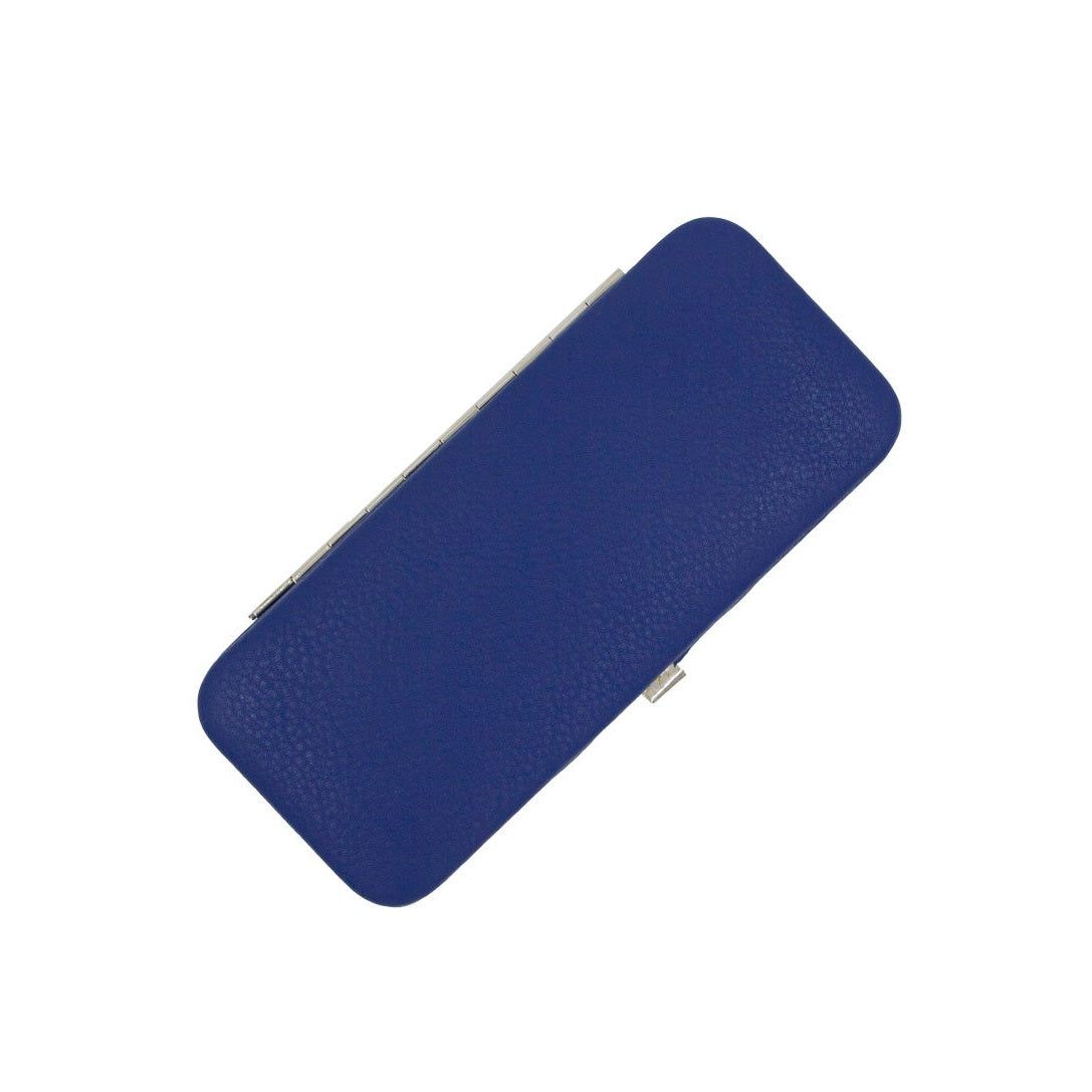 Geschlossenes Maniküre-Etui aus blauem Kunstleder. Rechteckige Form mit silberfarbenem Verschluss.