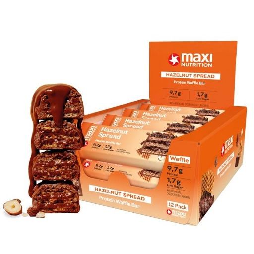 MaxiNutrition Protein Waffle Bar, Hazelnut Spread, in offener Verpackung. Einzelne Waffel mit Schokosauce. 12 Riegel.