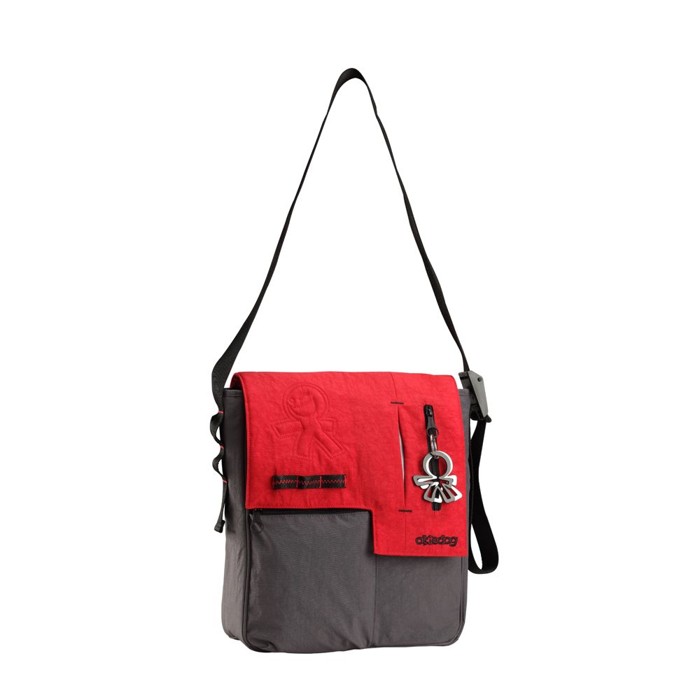Okiedog Wickeltasche Loft Paige. Rot-graue Umhängetasche mit schwarzem Gurt. Logo und Anhänger sichtbar.
