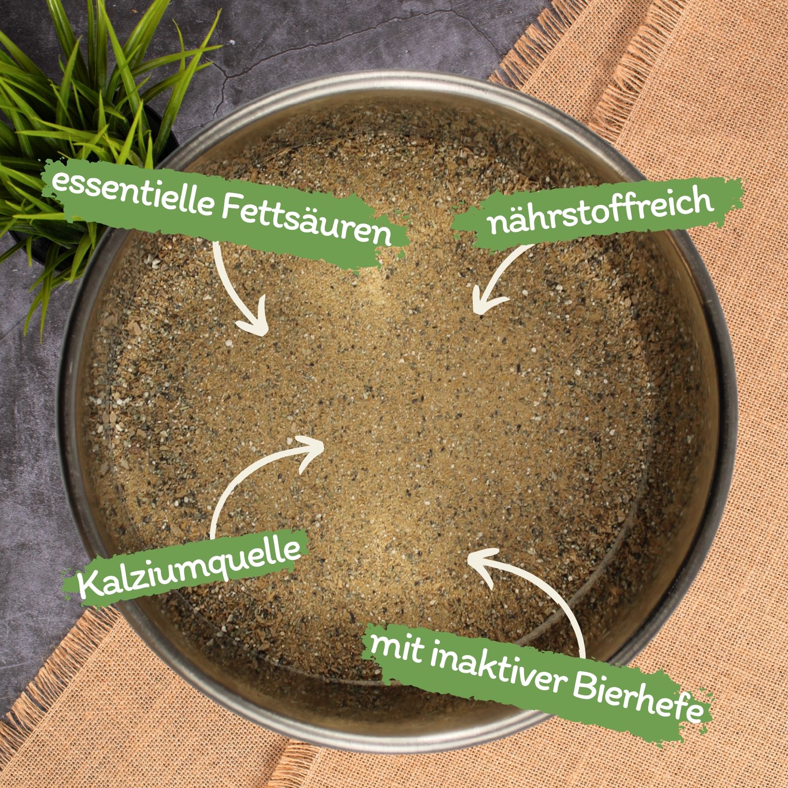 Schüssel mit Granulat, beschriftet mit 'essentielle Fettsäuren', 'nährstoffreich', 'Kalziumquelle', 'mit inaktiver Bierhefe'.
