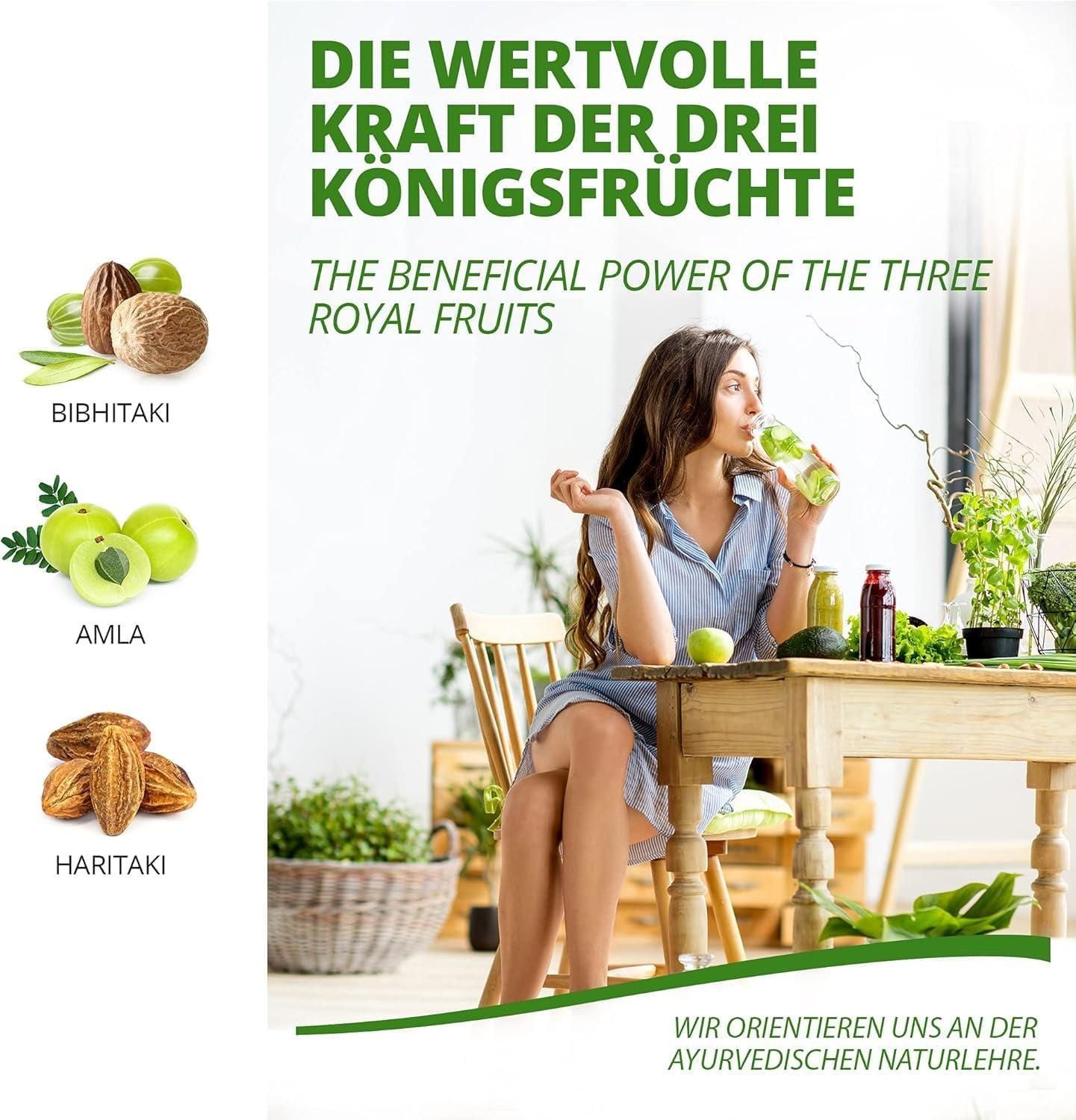 Frau trinkt Getränk. Links: Amla, Bibhitaki, Haritaki. Text: Die wertvolle Kraft der drei Königfrüchte. Wir orientieren uns an der ayurvedischen Naturlehre.