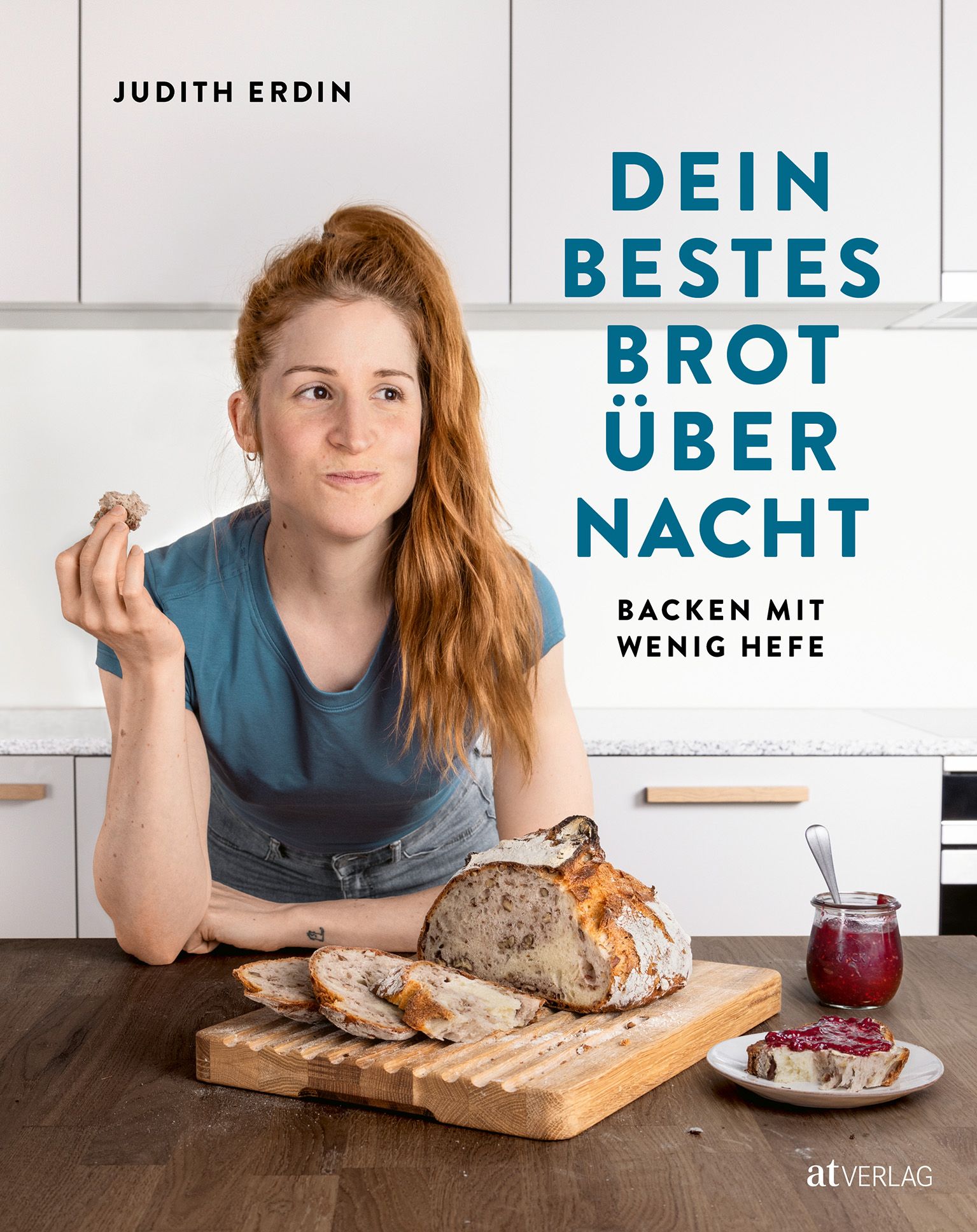 Buchcover mit Titel "Dein bestes Brot über Nacht". Autorin Judith Erdin. Brot auf Holzbrett, Frau hält Brotstück.