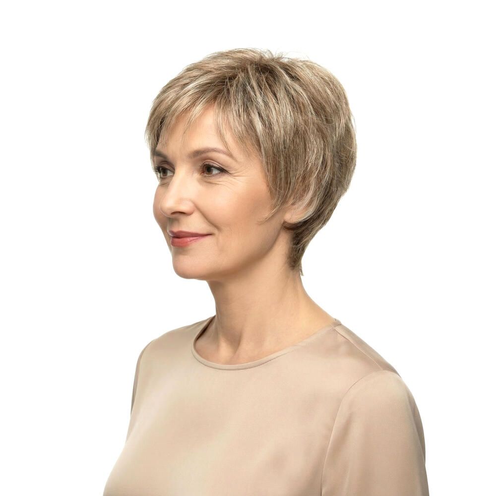 Kurzhaarperücke mit blonden Strähnen. Frau mit beigem Oberteil, Seitenansicht.