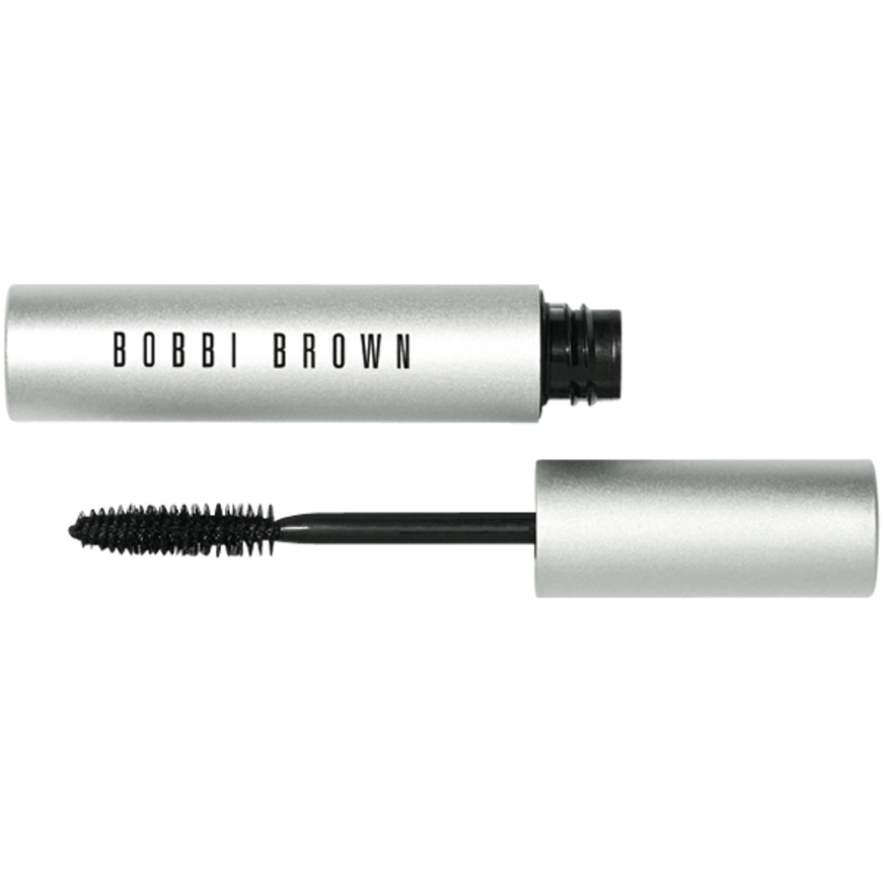 Mascara-Tube mit Bürste. Silberfarbenes Gehäuse, schwarze Schrift BOBBI BROWN. Bürste herausgezogen.
