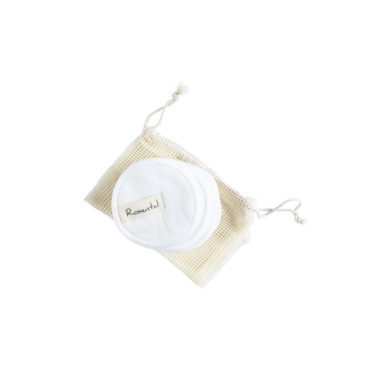 Rosental Reinigungspads in einem Netzbeutel. Runde, weiße Pads mit Etikett. Beutel aus hellem Stoff mit Kordelzug.