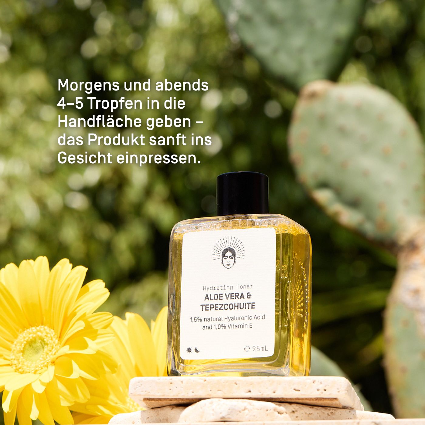 Viva Maia Hydrating Toner in natürlicher Umgebung mit Kakteen und Blumen.