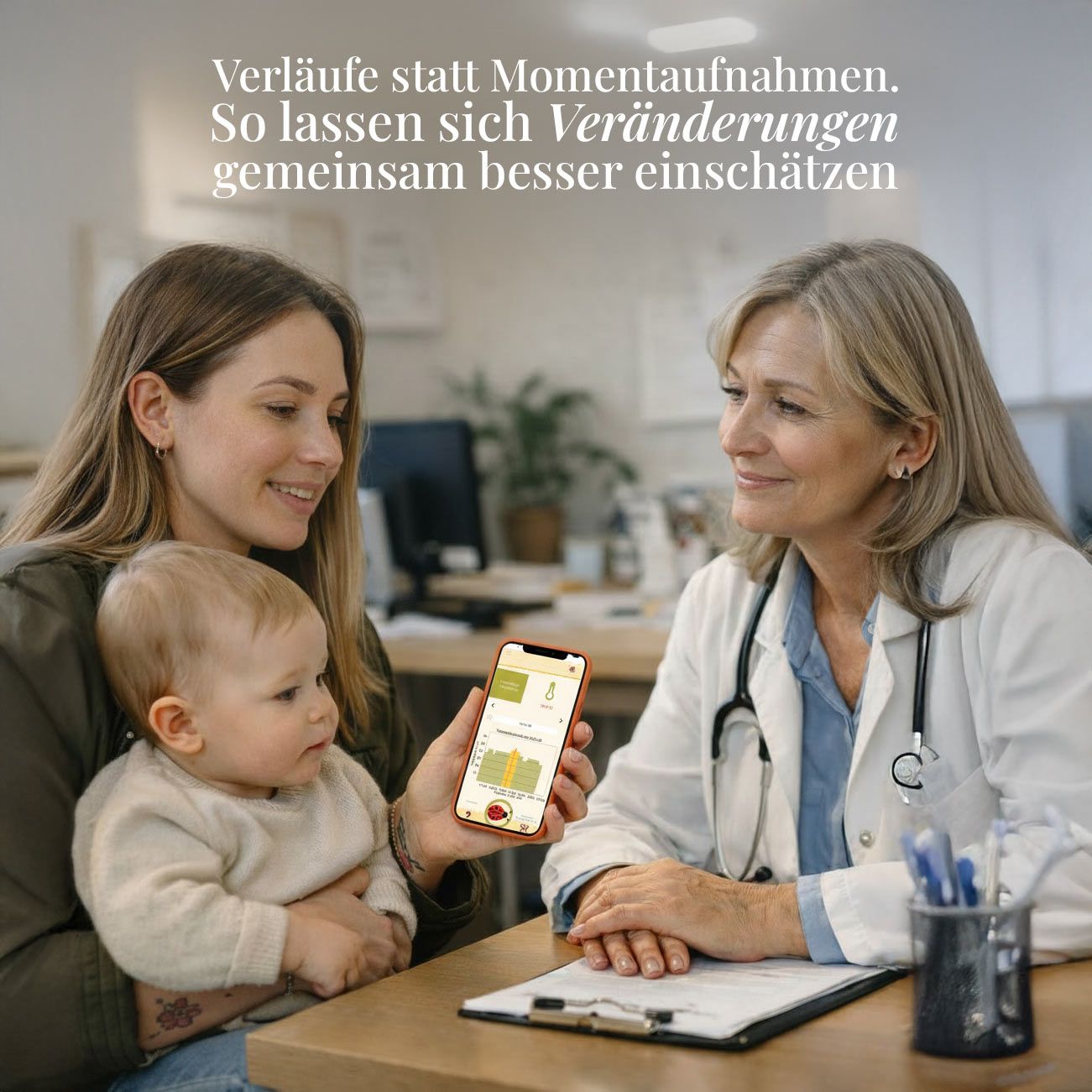 Mutter und Arzt betrachten Smartphone. App-Anzeige mit Diagramm. Text: Verläufe statt Momentaufnahmen.