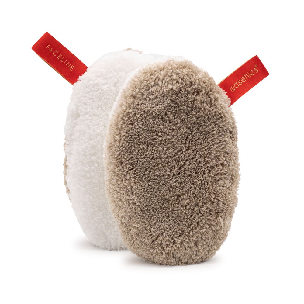 Zwei Abschminkpads, eines beige, eines weiß, mit rotem Label.