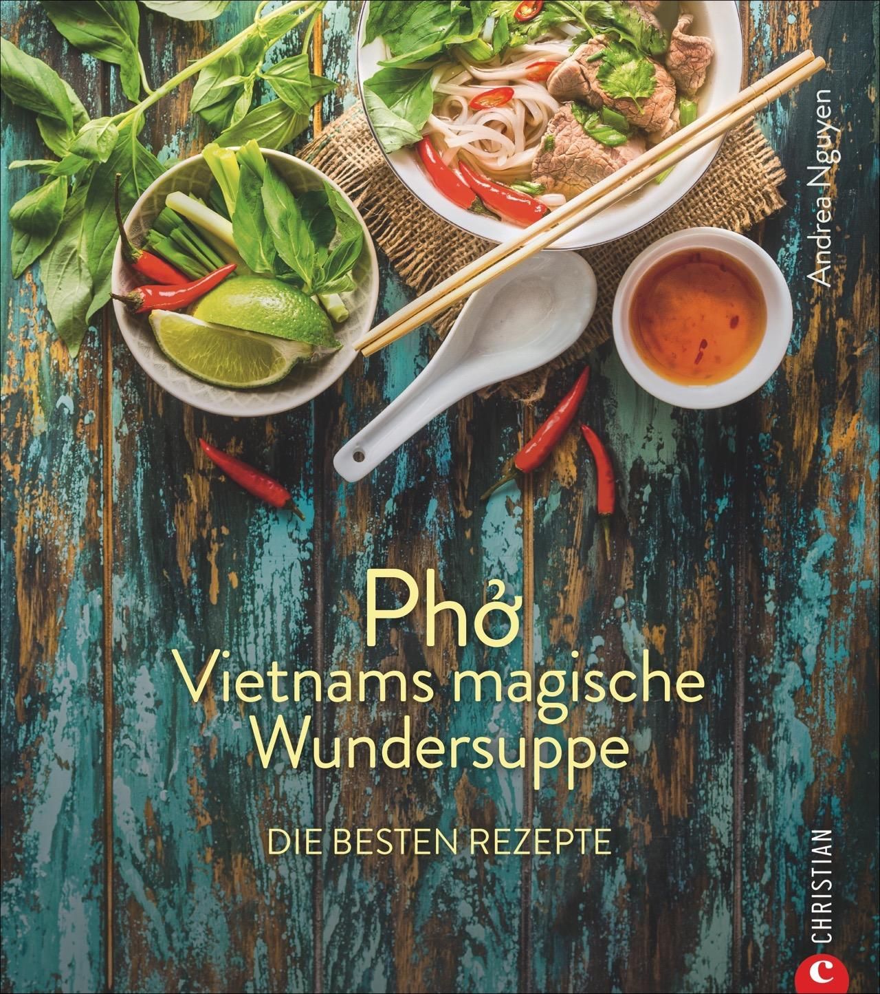 Buchcover mit dem Titel „Phở Vietnams magische Wundersuppe“. Oben: Schüssel mit Suppe, Zutaten. Autor: Andrea Nguyen. Verlag: Christian.